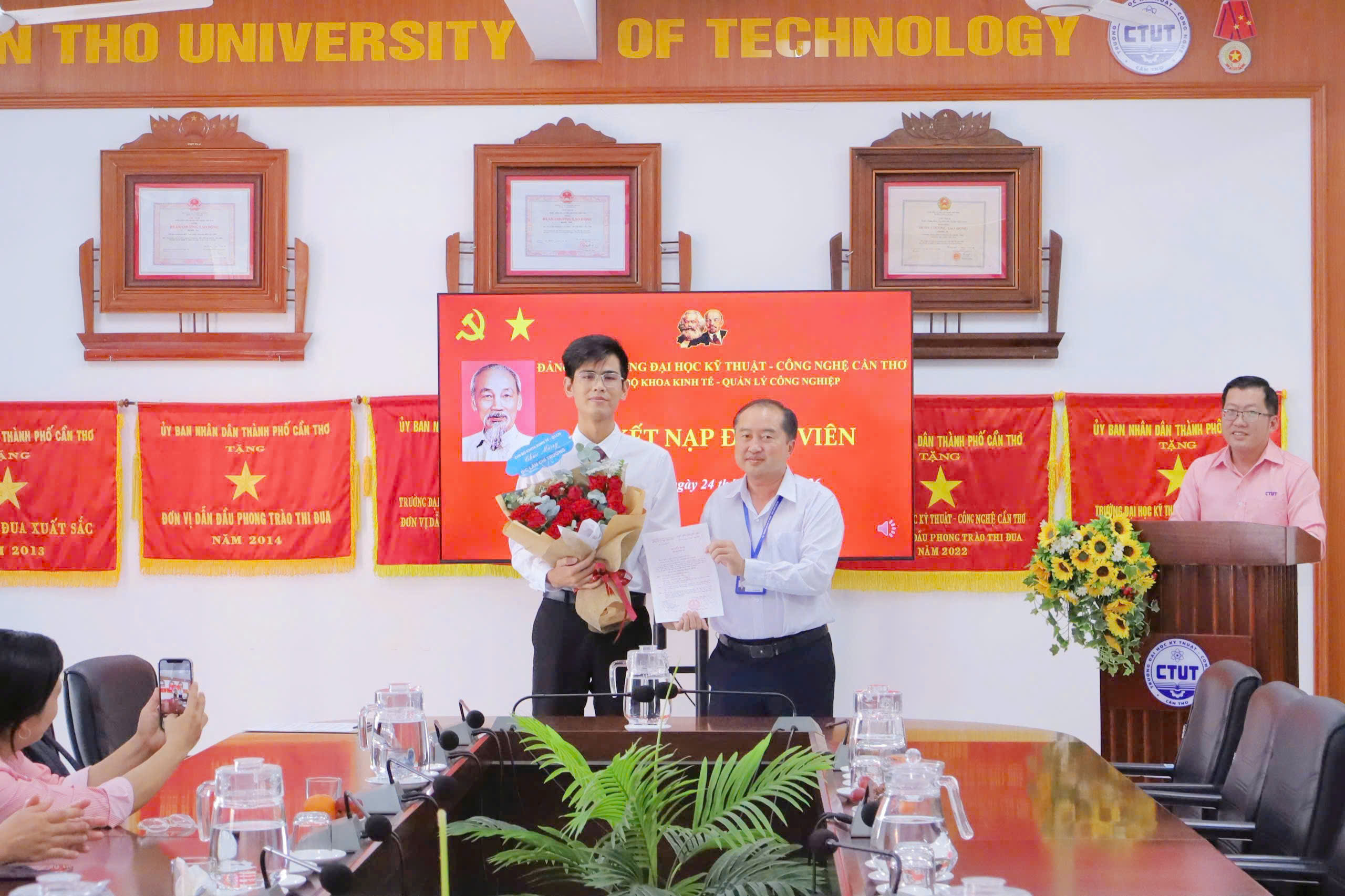 Chi bộ Khoa Kinh tế – Quản lý Công nghiệp đã long trọng tổ chức Lễ kết nạp Đảng viên mới cho sinh viên