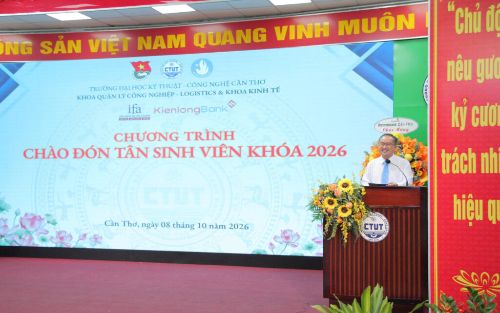Trao học bổng cho tân sinh viên khóa 14