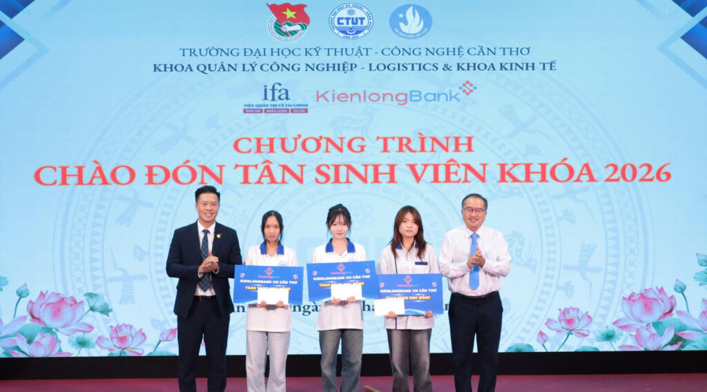 Trao học bổng cho tân sinh viên khóa 14